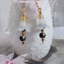 BO Passion montées avec fleurs Lucites effet givré, perles rondes céramiques, coupelles, rocailles, perles boules dorées et cristaux